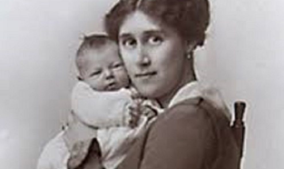 A historic photograph of Gwyneth Bebb with her daughter Diana, from 1919