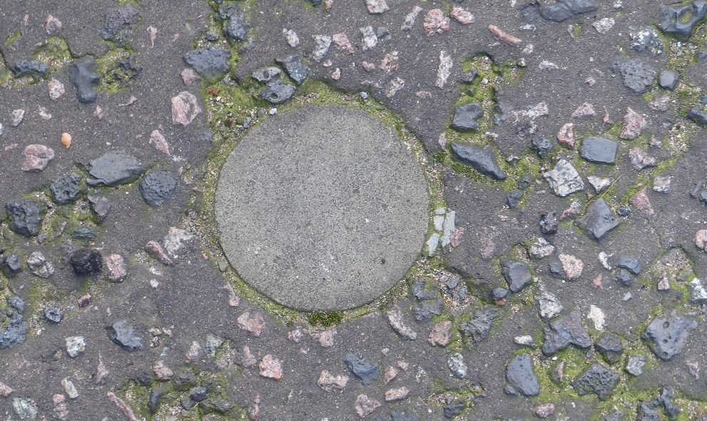 Stone disc at 10 Stone Buildings at Lincoln's Inn, commemorating damage from an air raid during WWI